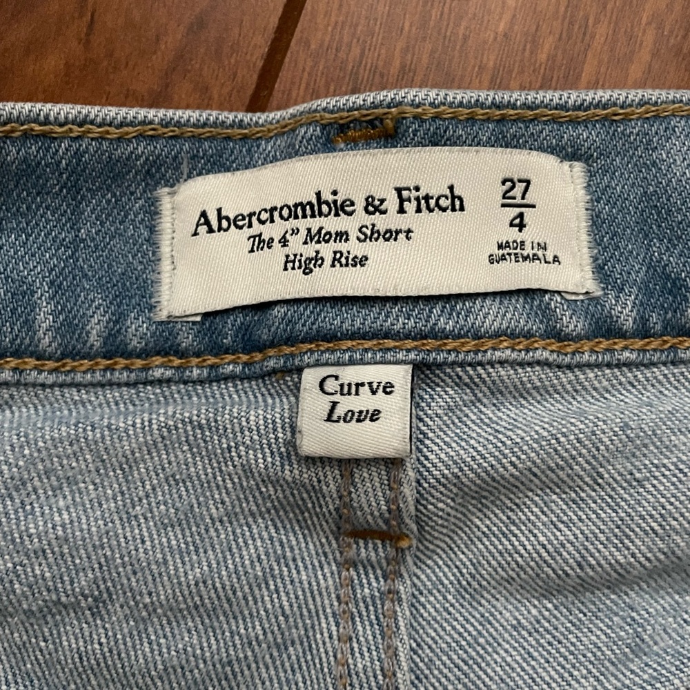 Abercrombie& fitch 4” high rise mom short